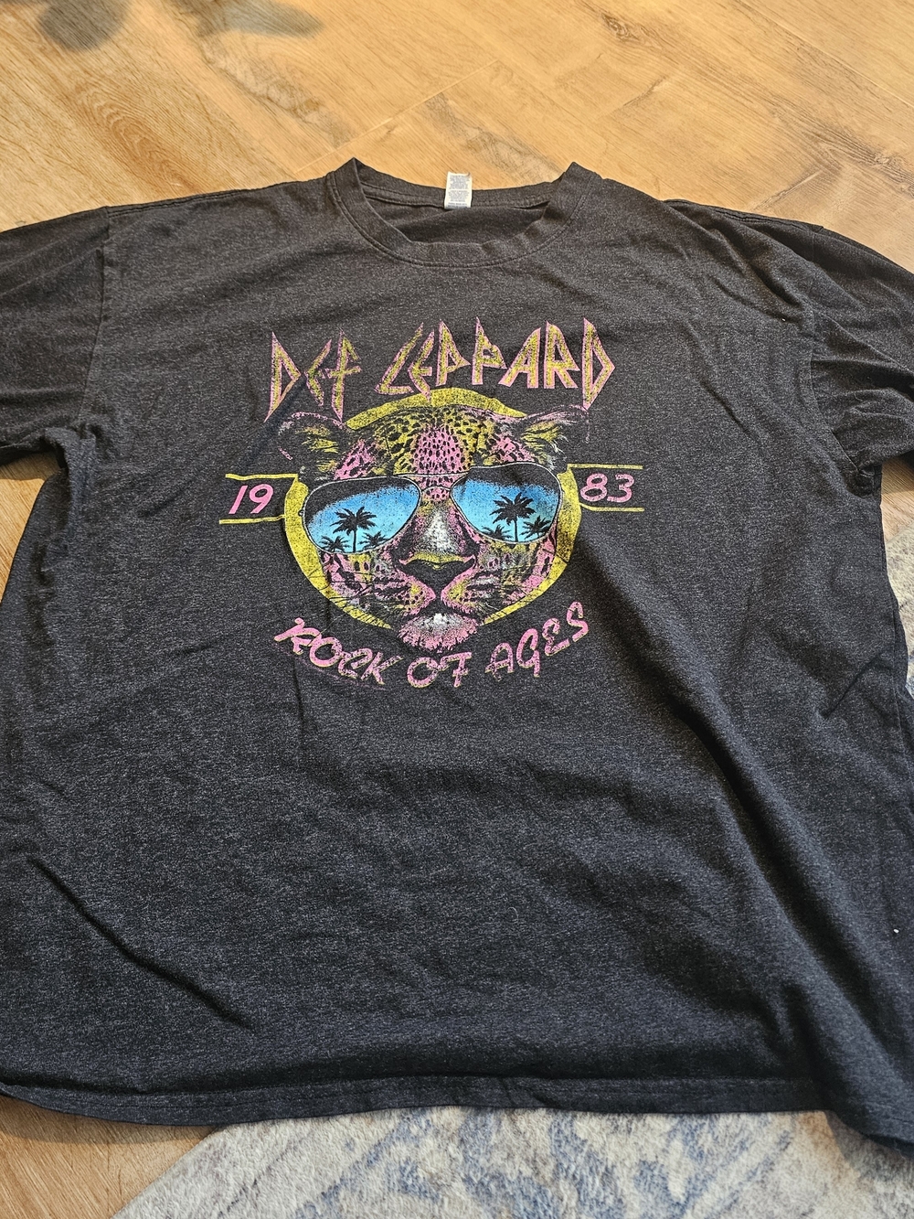 Def Leppard Rock of Ages 1983 black t-shirt leopard Wearing Glasess Size XL